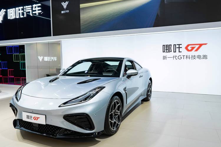 重庆91哪吒汽车在智能汽车领域的表现，领途汽车在新能源汽车市场中的影响力